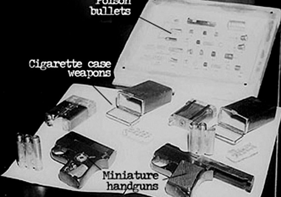 орудия планировавшегося убийства Г.С. Околовича, показанные на пресс-конференции Н.Е. Хохлова 22 апреля 1954 г.